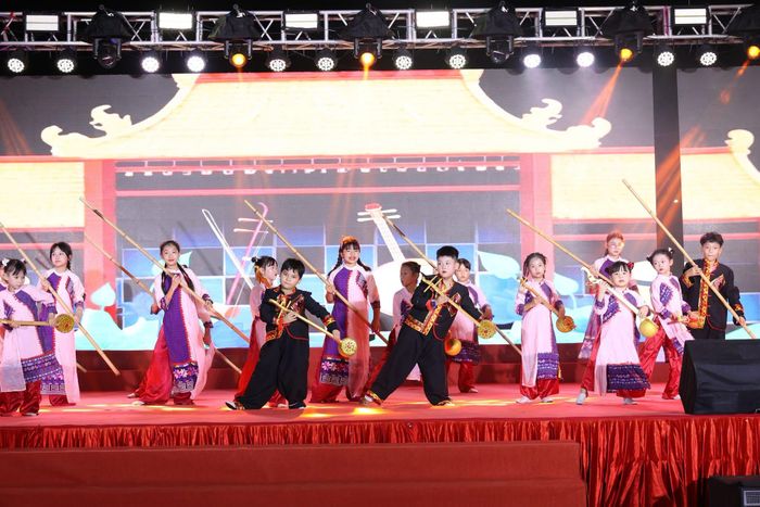 17 tiết mục dàn dựng công phu đã đưa khán giả qua nhiều bậc cảm xúc. Sự kết hợp giữa các CLB quần chúng, thanh thiếu nhi và lực lượng công nhân KCN Thăng Long đã tạo nên nét giao thoa văn hóa độc đáo, thắt chặt tình đoàn kết giữa dân cư địa phương và cộng đồng doanh nghiệp trên địa bàn. Ảnh: PV