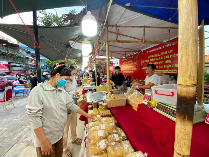 Các gian hàng giới thiệu sản phẩm OCOP, sản phẩm đặc trưng của địa phương cũng tấp nập khách trong 2 ngày đầu (2-3/10). Ảnh: PV