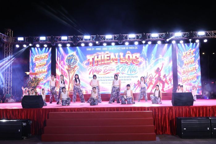 Chương trình tiếp nối với phần giao lưu bùng nổ của 17 CLB Zumba, dân vũ, nghệ thuật thanh thiếu nhi và các doanh nghiệp trong KCN Thăng Long. Ảnh: PV