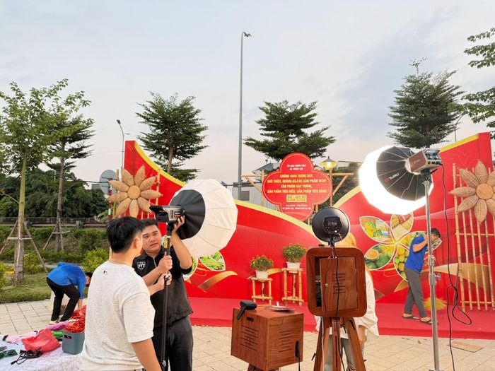 Ngoài không gian âm nhạc, người dân được trải nghiệm nhiều hoạt động giải trí thú vị. Trong ảnh là một khu vực chụp chụp photobooth. Ảnh: PV