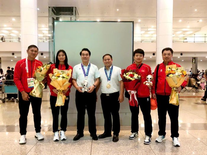 Lãnh đạo Trung tâm Huấn luyện và Thi đấu thể thao Hà Nội chia vui với các thành viên boxing Hà Nội góp công vào những tấm huy chương cho Đoàn Thể thao Việt Nam tại ASIAD 20. Ảnh: Thùy An