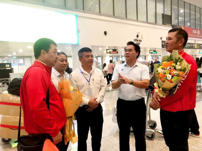 Đại diện Cục Thể dục Thể thao Việt Nam, lãnh đạo Trung tâm Huấn luyện và Thi đấu Thể thao Hà Nội trao đổi nhanh về quá trình chuẩn bị thời gian tới cho các võ sĩ boxing với HLV Nguyễn Như Cường (áo đỏ, trái) và chuyên gia Tawan Mungphingklang (áo đỏ, phải). Ảnh: Thùy An
