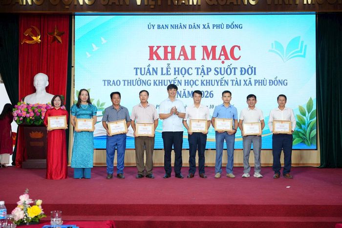 Chủ tịch MTTQ Việt Nam xã Phù Đổng Nguyễn Đức Thể biểu dương khen thưởng các dòng họ học tập tiêu biểu. Ảnh Sơn Nguyễn