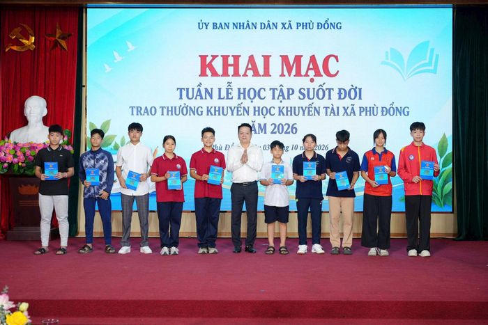 Phó Chủ tịch UBND xã Phù Đổng Nguyễn Đình Quang trao khen thưởng các học sinh đạt thành tích cao trong các kỳ thi. Ảnh: Sơn Nguyễn