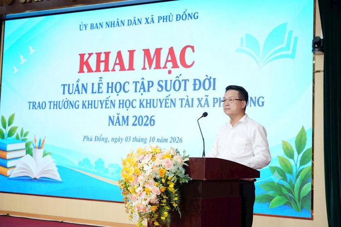 Phó Chủ tịch UBND xã Phù Đổng Nguyễn Đình Quang phát biểu khai mạc. Ảnh: Sơn Nguyễn