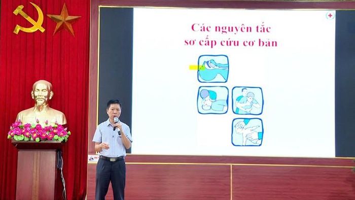 Báo cáo viên Hội Chữ thập đỏ thành phố Hà Nội truyền đạt kiến thức tại lớp tập huấn. Ảnh: Bình Minh 