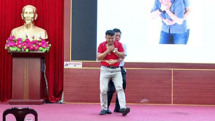 Hướng dẫn, thực hành các kỹ năng sơ cấp cứu một số tình huống khẩn cấp. Ảnh: Bình Minh 