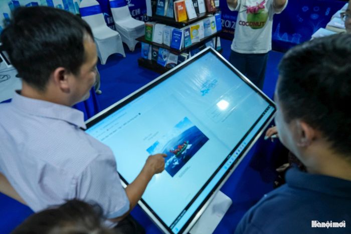 Thay vì chỉ quan sát những trang sách được giới thiệu, người dân có thể trực tiếp sử dụng điện thoại, máy tính bảng hoặc máy tính xách tay để làm quen với nền tảng đọc sách điện tử.