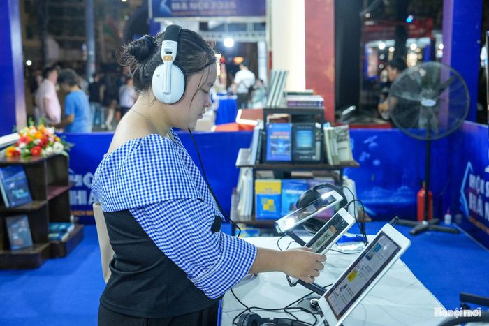 Bạn Quỳnh Anh (sinh viên Học viện Báo chí và Tuyên truyền) cho biết: "trải nghiệm đọc sách số giúp tôi hình dung rõ hơn cách công nghệ hỗ trợ việc tiếp nhận thông tin. Là sinh viên, tôi thường xuyên sử dụng các thiết bị điện tử để học tập và tìm kiếm tài liệu. Khi trực tiếp trải nghiệm nền tảng đọc sách số, tôi thấy hình thức này khá thuận tiện, nhất là khi muốn tìm nội dung cần thiết. Trải nghiệm tại Hội sách cũng giúp tôi biết thêm một cách tiếp cận sách ngoài việc đọc bản in truyền thống".