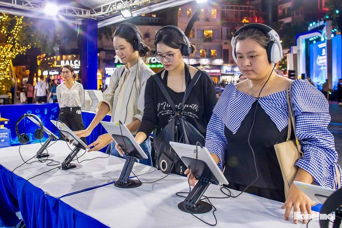Tại Hội Sách Hà Nội lần thứ XI, không gian trải nghiệm đọc sách số vì thế trở thành cầu nối giữa văn hóa đọc và công nghệ. Khi người tham dự được tự mình khám phá, thao tác và tìm hiểu, công nghệ không còn là khái niệm xa lạ mà trở thành công cụ hỗ trợ việc đọc, học tập và tiếp nhận tri thức, góp phần đưa sách đến gần hơn với công chúng, nhất là thế hệ trẻ.