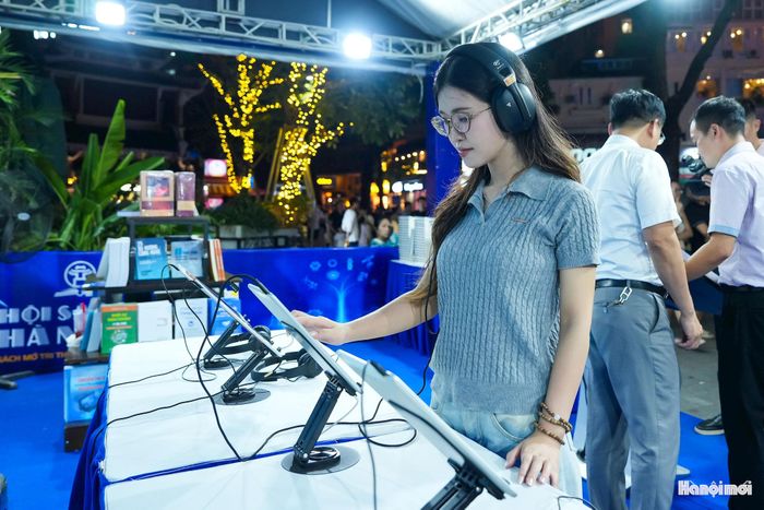 Cùng tham gia trải nghiệm, bạn Minh Anh cho biết, việc được trực tiếp thao tác trên thiết bị giúp hình thức đọc sách điện tử trở nên dễ tiếp cận hơn.