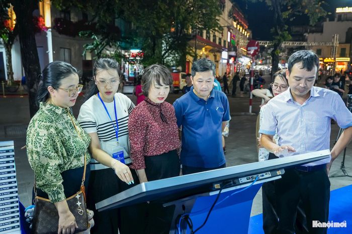 Tại khu vực trải nghiệm sách số, sự tò mò của người tham dự bắt đầu từ những thao tác tưởng chừng đơn giản: tìm kiếm nội dung, mở sách trên thiết bị điện tử và khám phá các tính năng đọc.
