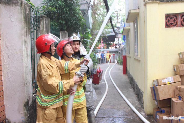 Các lực lượng tổ chức thực tập phương án chữa cháy, cứu nạn, cứu hộ. Ảnh: Duy Khánh