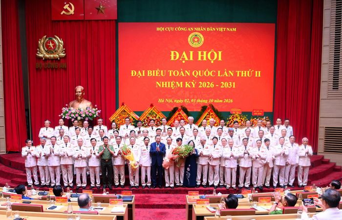 Tổng Bí thư, Chủ tịch nước Tô Lâm tặng hoa chúc mừng Ban Chấp hành Hội Cựu CAND Việt Nam nhiệm kỳ II (2026 - 2031). Ảnh: PV
