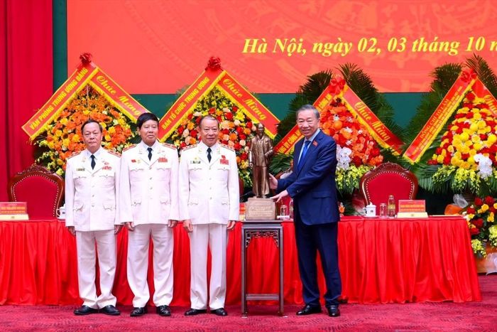 Tổng Bí thư, Chủ tịch nước Tô Lâm trao bức tượng Bác Hồ tặng Hội Cựu CAND Việt Nam. Ảnh: PV