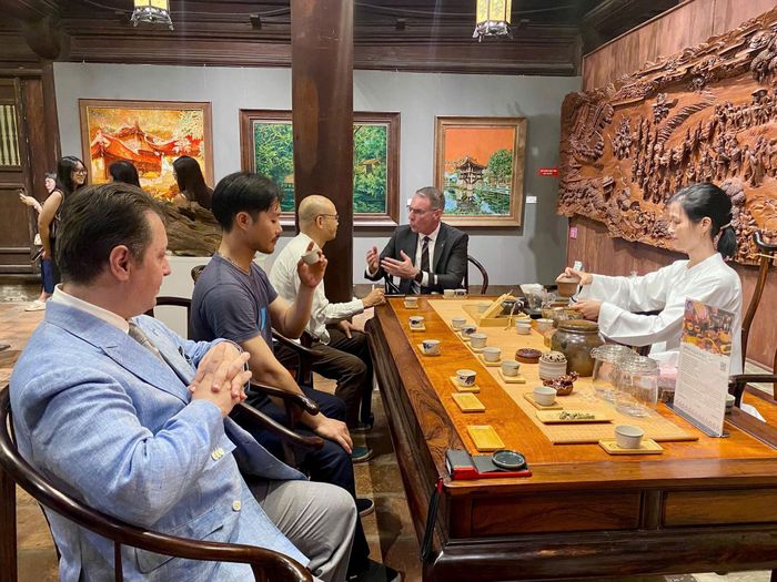 Các đại biểu thưởng trà trong không gian triển lãm. Ảnh: Thảo Hương