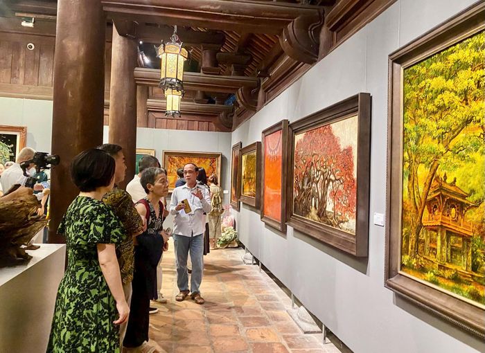 Du khách tham quan các tác phẩm tại triển lãm. Ảnh: Thảo Hương