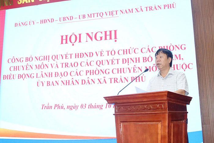 Chủ tịch UBND xã Trần Phú Đỗ Hoàng Anh Châu phát biểu tại hội nghị. Ảnh: HĐ