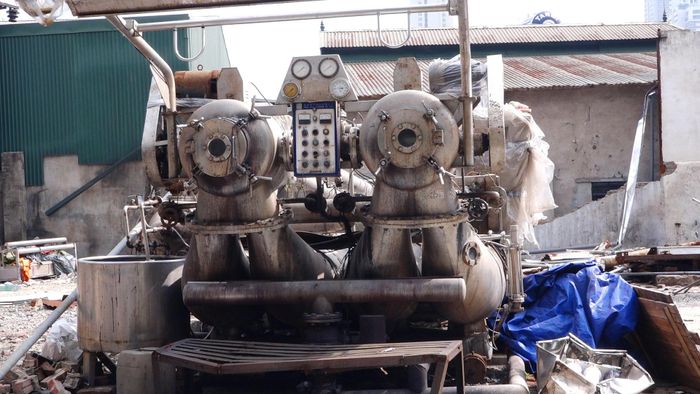 Những dây chuyền sản xuất từng hoạt động nay đã dừng, chờ tháo dỡ và thanh lý. Ảnh: Đỗ Duẩn