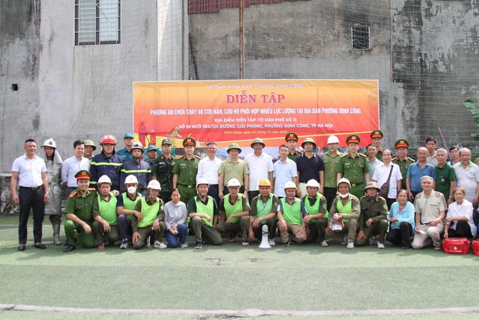 Lãnh đạo phường Định Công cùng các lực lượng và người dân tổ dân phố tham gia buổi diễn tập. Ảnh: Huy Hoàng