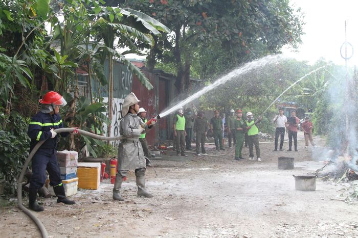 Các lực lượng tổ chức của phường Định Công thực tập phương án chữa cháy, cứu nạn, cứu hộ.