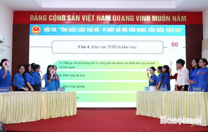 Các thí sinh tập trung trả lời câu hỏi tìm hiểu Luật Thủ đô. Ảnh: Tuấn Điệp
