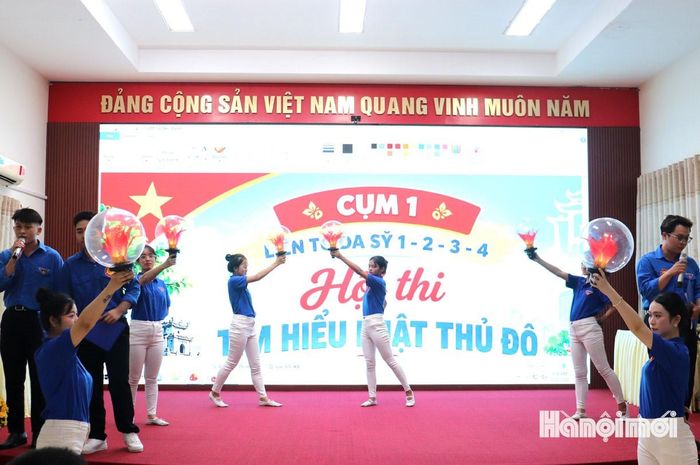 Các đội thi sôi nổi thể hiện phần chào hỏi với những cách thể hiện sáng tạo, trẻ trung. Ảnh: Tuấn Điệp