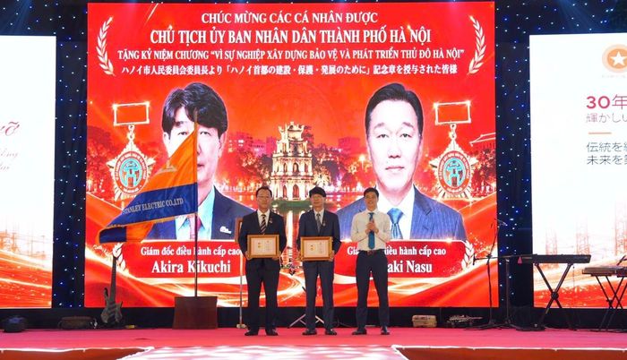 Phó Chủ tịch Thường trực Tổng Liên đoàn Lao động Việt Nam Ngọ Duy Hiểu trao tặng Kỷ niệm chương “Vì sự nghiệp xây dựng, bảo vệ và phát triển Thủ đô Hà Nội” cho 2 cá nhân đang công tác tại Công ty TNHH Điện Stanley Việt Nam. Ảnh: PV