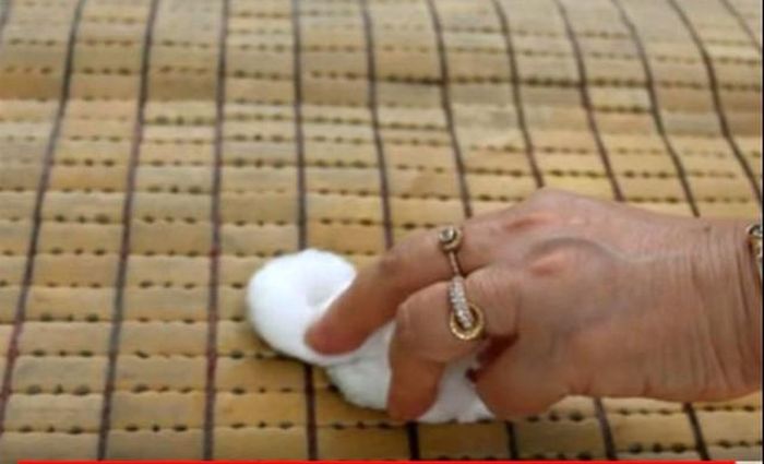 Một bước quan trọng của quy trình làm sạch chiếu trúc không cần nước là dùng dung dịch vệ sinh khô, sản phẩm bạn dễ dàng mua được tại các cửa hàng, siêu thị.