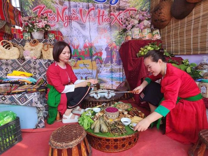 Mâm cơm truyền thống gồm các món đặc sản địa phương được chuẩn bị công phu. Ảnh: Ngọc Hưng.