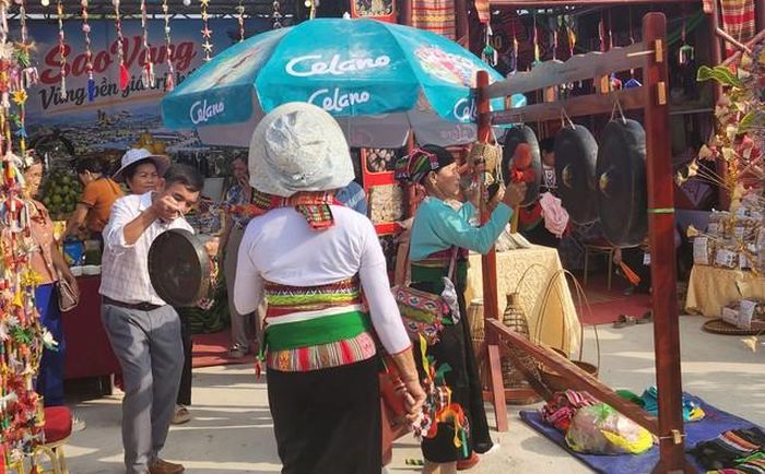 Những tiết mục văn nghệ đặc sắc được người dân trình diễn tại phiên chợ. Ảnh: Ngọc Hưng.