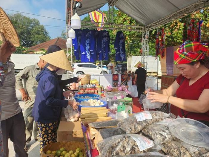 Người dân mua bán sản vật tại các gian hàng. Ảnh: Ngọc Hưng.