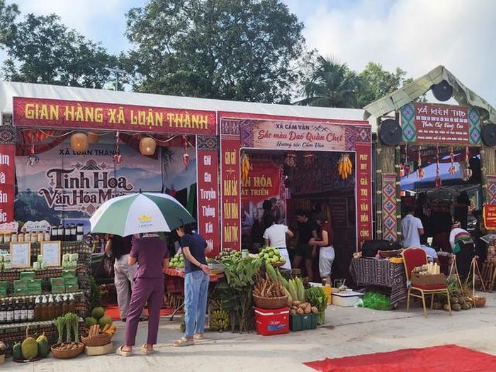 Các gian hàng luôn thu hút du khách đến tham quan, mua bán. Ảnh: Ngọc Hưng.