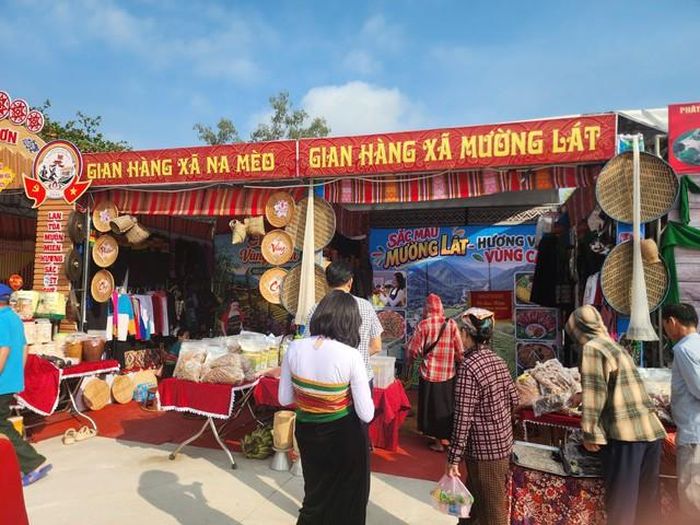 Phiên chợ vùng cao ở kinh đô Lam Kinh, đưa văn hóa, sản vật đến với du khách, kích cầu du lịch. Ảnh: Ngọc Hưng.