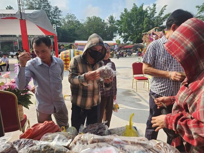 Các sản vật, nông sản OCOP được người dân mua tại phiên chợ. Ảnh: Ngọc Hưng.