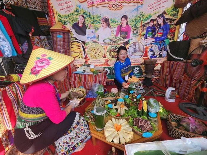 Đây là cơ hội quý để quảng bá văn hóa và nông sản quê nhà đến đông đảo du khách thập phương. Ảnh: Ngọc Hưng.