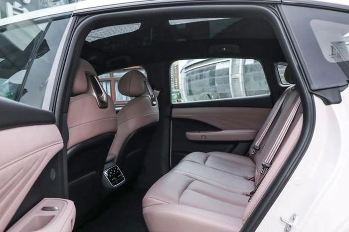 Nissan cũng thay đổi tay nắm cửa để đáp ứng các tiêu chuẩn quốc gia mới