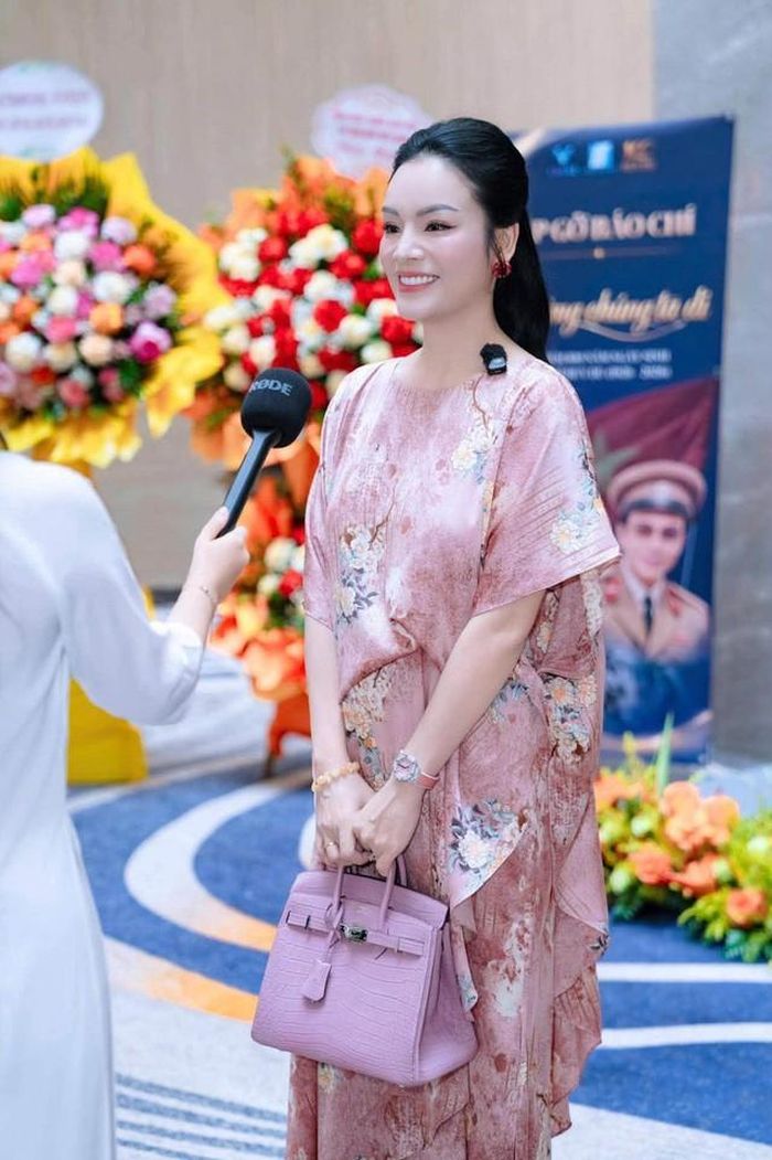 NSƯT Tân Nhàn thường xuyên xuất hiện với hình ảnh chỉn chu, thanh lịch.