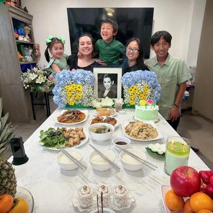 Con gái Phi Nhung làm đám giỗ cho mẹ.