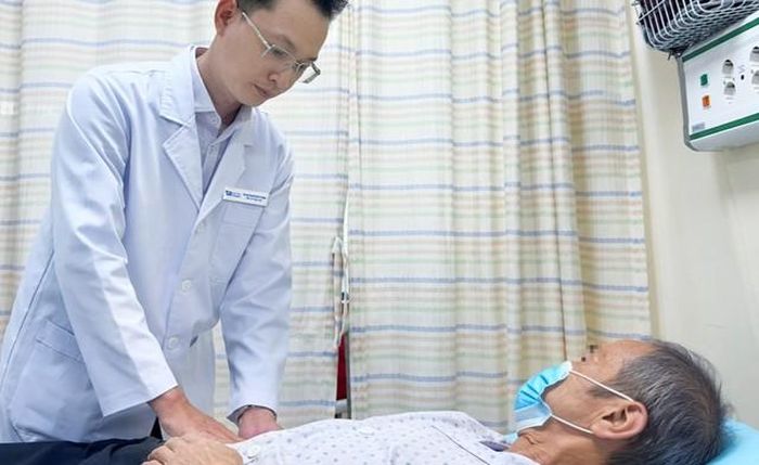 Bác sĩ Phan Tuấn Trọng thăm khám cho người bệnh. Ảnh: BVCC