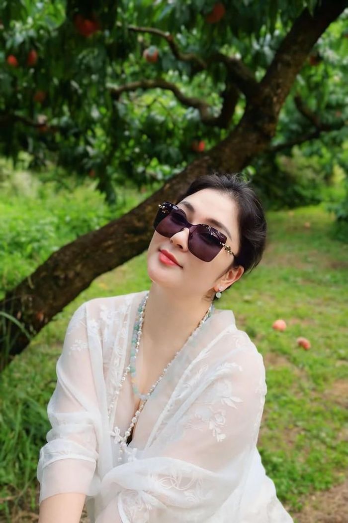 Nguyễn Thị Huyền khoe ảnh bìa trái là 31 tuổi còn bìa phải là thời điểm hiện tại của cô.