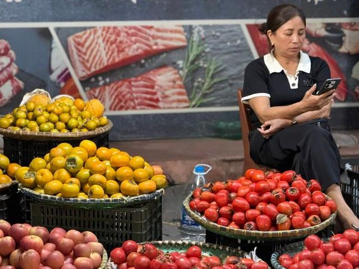 Trên thị trường xuất hiện nhiều loại hồng được bày bán.