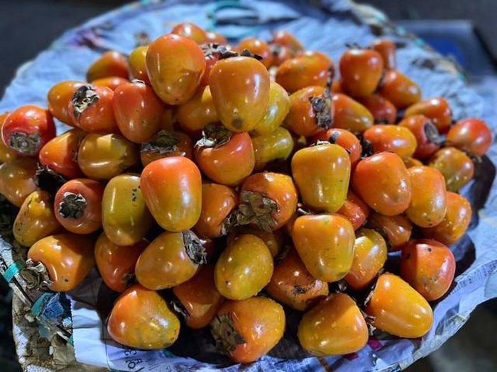 Người tiêu dùng nên chú ý quan sát hình dáng các loại hồng để có thể mua được mặt hàng mình ưng ý.
