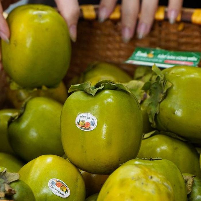 Mặc dù có giá tương đối đắt đỏ nhưng hồng da tre vẫn được nhiều người tìm kiếm mua.