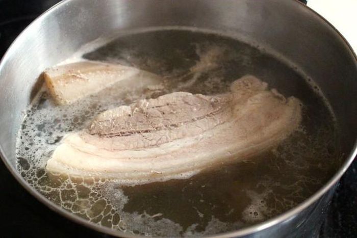 Trong quá trình luộc thịt, nhiều người muốn giữ lại phần nước luộc thịt để chế biến thêm thành những món canh rau bổ dưỡng, bổ sung chất xơ. (Ảnh minh hoạ)