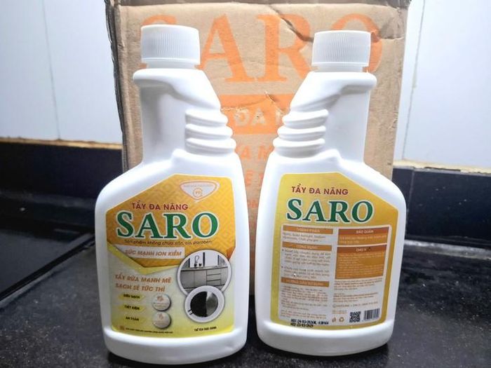Sản phẩm Tẩy đa năng SARO có chứa NaOH. Ảnh: Quỳnh Mai.