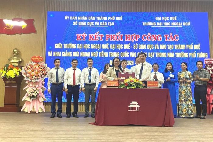 Sở GD&ĐT TP Huế và Trường Đại học Ngoại ngữ, Đại học Huế ký kết bản ghi nhớ hợp tác về hỗ trợ giảng dạy, tập huấn, bồi dưỡng giáo viên cũng như phối hợp tổ chức thực tập cho sinh viên... Ảnh: N.T.
