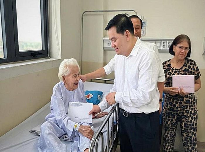 PGS.TS.BS Nguyễn Trọng Hào thăm hỏi, tri ân Mẹ Việt Nam Anh hùng Phan Thị Đặng trong thời gian Mẹ điều trị tại Bệnh viện ĐKKV Hóc Môn. Ảnh: BVCC