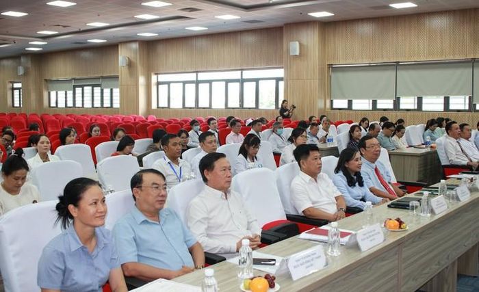 Lãnh đạo chính quyền và trạm y tế 4 xã cùng tham dự hội nghị. Ảnh: Mimosa