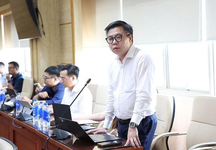 Các đại biểu phát biểu báo cáo làm rõ thêm lĩnh vực phụ trách tại cuộc họp. Ảnh: Trần Minh